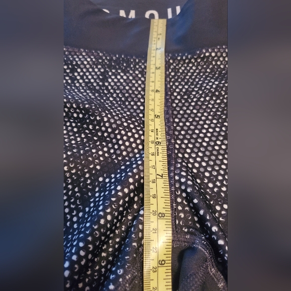 Under Armour Black and White Patterned Cropped Leggings - Picture 8 of 8